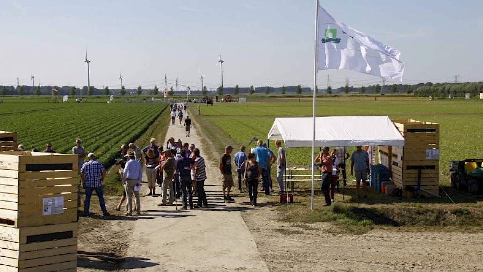 Zo'n 300 belangstellenden bezochten in de nazomerse warmte de Biologische Velddag op de Broekemahoeve in Lelystad.