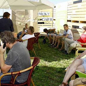 In het mestcafé van Bionext kunnen akkerbouwers en veehouders met elkaar in gesprek gaan over het sluiten van de mestkringloop. 'Het liefst willen we dat op deze dag ook deals worden gesloten', zegt Marian Blom van Bionext.