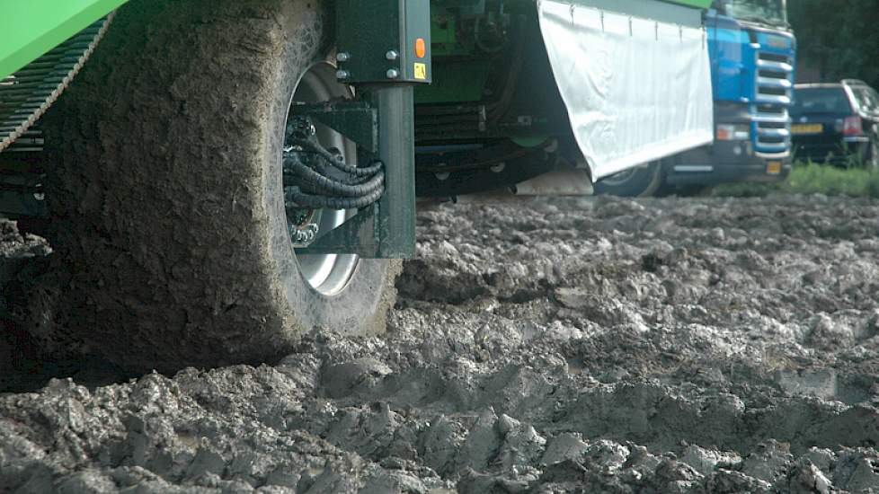 Gisteren is hier ruim 40 mm neerslag gevallen. De kopakkers zijn dan ook veranderd in een modderveld waar de machines diep insporen.