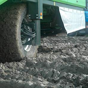 Gisteren is hier ruim 40 mm neerslag gevallen. De kopakkers zijn dan ook veranderd in een modderveld waar de machines diep insporen.