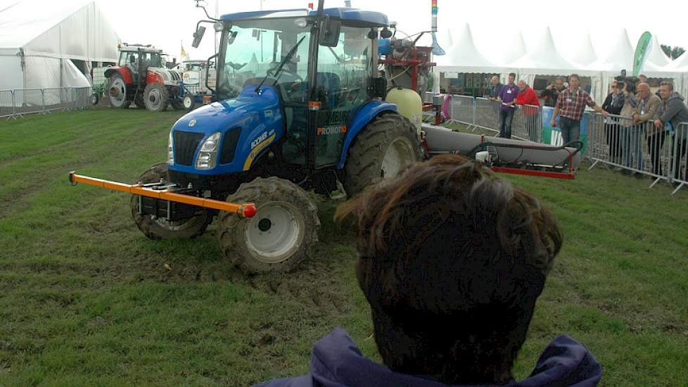 Staatssecretaris Dijksma kijkt toe bij een demonstratie van DLV Plant waarbij een New Holland trekker autonoom over het testveldje rijdt. De Hardi spuit kan dankzij de sensoren plaatsspecifiek spuiten.