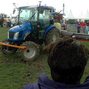 Staatssecretaris Dijksma kijkt toe bij een demonstratie van DLV Plant waarbij een New Holland trekker autonoom over het testveldje rijdt. De Hardi spuit kan dankzij de sensoren plaatsspecifiek spuiten.