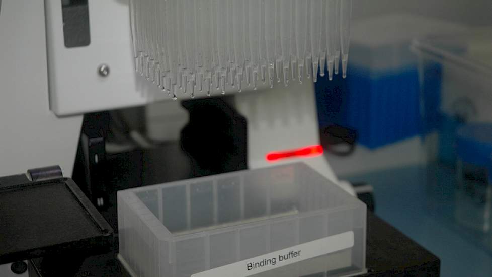 Met deze 96 wells pipet vullen de labmedewerkers de blokken voor de DNA isolatie apparatuur.