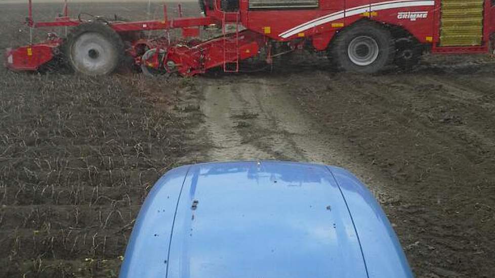 Dag 3 van de aardappeloogst van loonbedrijf Van Hal, twittert Maarten van Hal. De aardappelen worden gerooid met een Grimme Varitron 470.