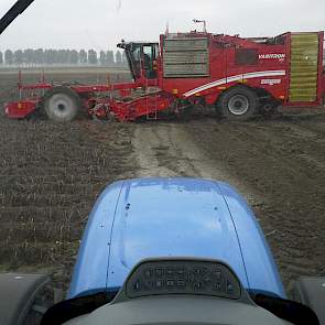 Dag 3 van de aardappeloogst van loonbedrijf Van Hal, twittert Maarten van Hal. De aardappelen worden gerooid met een Grimme Varitron 470.