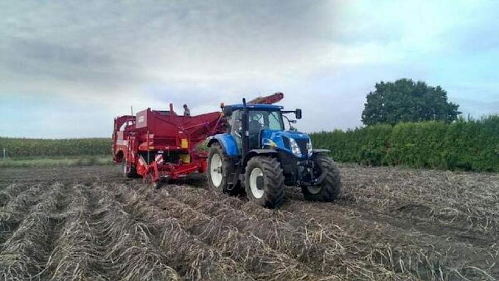 Twan van der Heijden heeft de eerste meters gerooid met zijn nieuwe Grimme SV260. ‘Het is toch even wennen, zo’n nieuwe machine.’