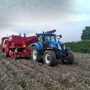 Twan van der Heijden heeft de eerste meters gerooid met zijn nieuwe Grimme SV260. ‘Het is toch even wennen, zo’n nieuwe machine.’