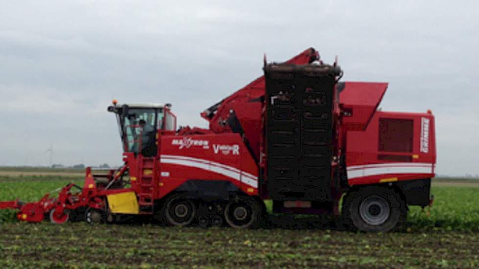 Bij akkerbouwer Harry Schreuder uit Swifterbant zijn vorige week de eerste bieten gerooid. Vrijdag en zaterdag rooide loonbedrijf Vedelaar uit Nagele de bieten.