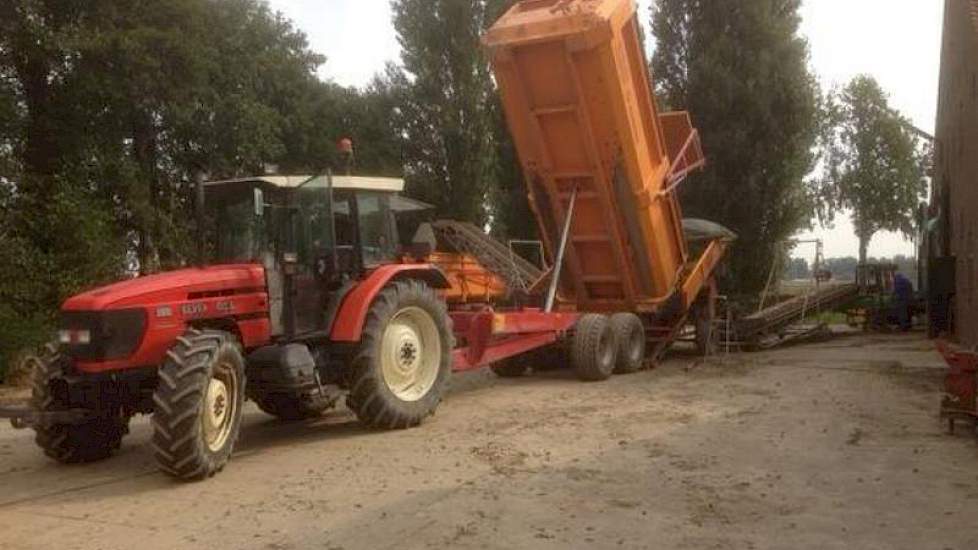 Ook Bas Jan Niemandsverdriet heeft het druk met de aardappelen. ‘Het rooien gaat voorspoedig. De omstandigheden zijn ideaal.’ De akkerbouwer uit Strijensas is tevreden over de opbrengst.