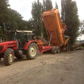 Ook Bas Jan Niemandsverdriet heeft het druk met de aardappelen. ‘Het rooien gaat voorspoedig. De omstandigheden zijn ideaal.’ De akkerbouwer uit Strijensas is tevreden over de opbrengst.