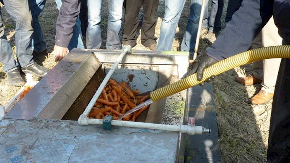 Er was een demonstratie met een mobiele wasmachine die wordt gebruikt voor een goede kwaliteitsbeoordeling te velde. Deze machine wordt in Denemarken intensief gebruikt en is speciaal voor de kennisdag naar de Rusthoeve gehaald.