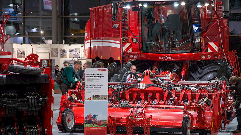 De Grimme Rexor 930 met rooischaren en drie assen. Het valt op dat de Duitse negenrijers met een axiaalbed voorop allemaal de rooiunit los moeten koppelen voor transport op de weg, weliswaar met een comfortabel snelkoppelingssyteem. De rooiunit moet op de