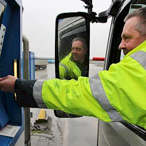 De chauffeur meldt zich met zijn pasje aan bij de computer. Op dit pasje staan gegevens van onder meer de teler en andere gebiedsspecifieke gegevens, zegt manager agrarische dienst Arno Huijsmans.