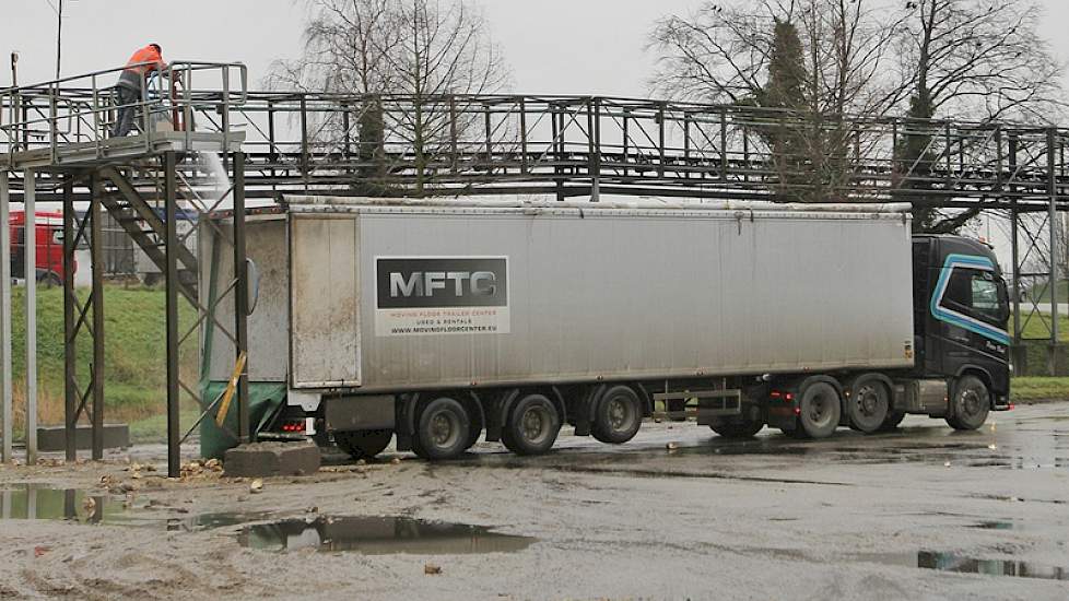 Enkele vrachtwagens worden schoongespoten, omdat deze weer bietenpulp meenemen voor veehouders. ‘Op deze manier kunnen we de transportkosten zo laag mogelijk houden’, zegt Huijsmans.