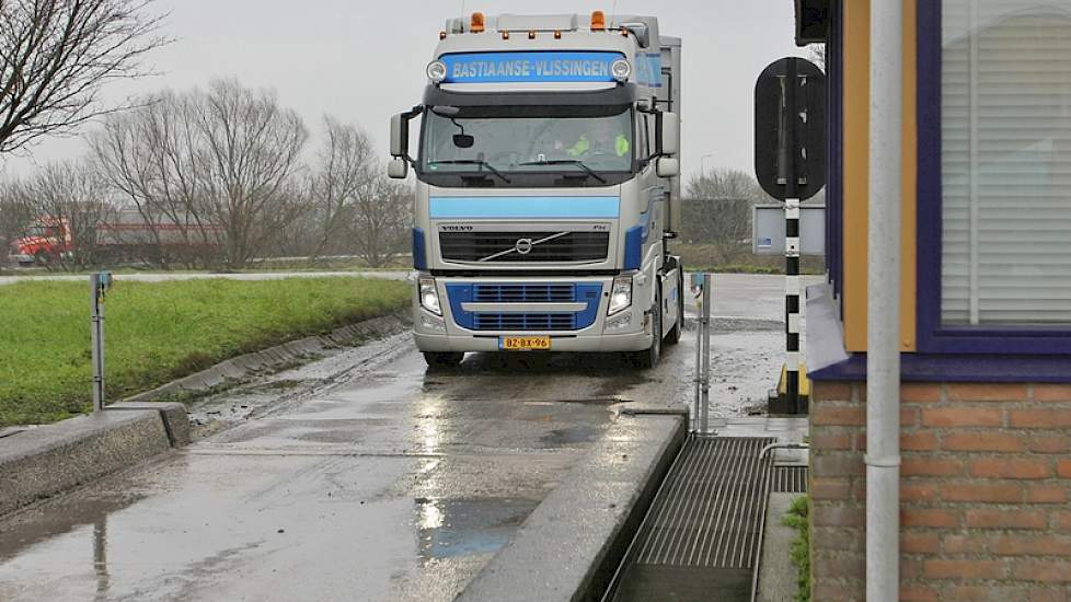 De bietenwagen arriveert bij de weegbrug van Suiker Unie.