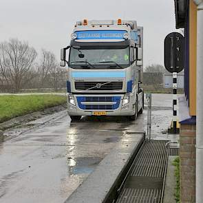 De bietenwagen arriveert bij de weegbrug van Suiker Unie.