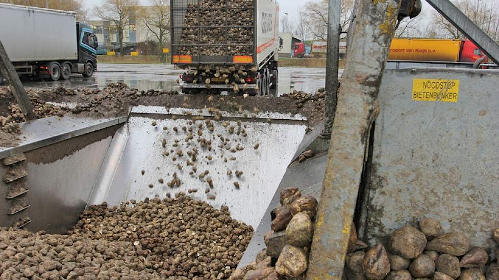 Nóg een wagen wordt gelost. Er wordt 24 uur per dag aangeleverd, met uitzondering van zondag tussen acht uur ’s ochtends en acht uur ’s avonds.