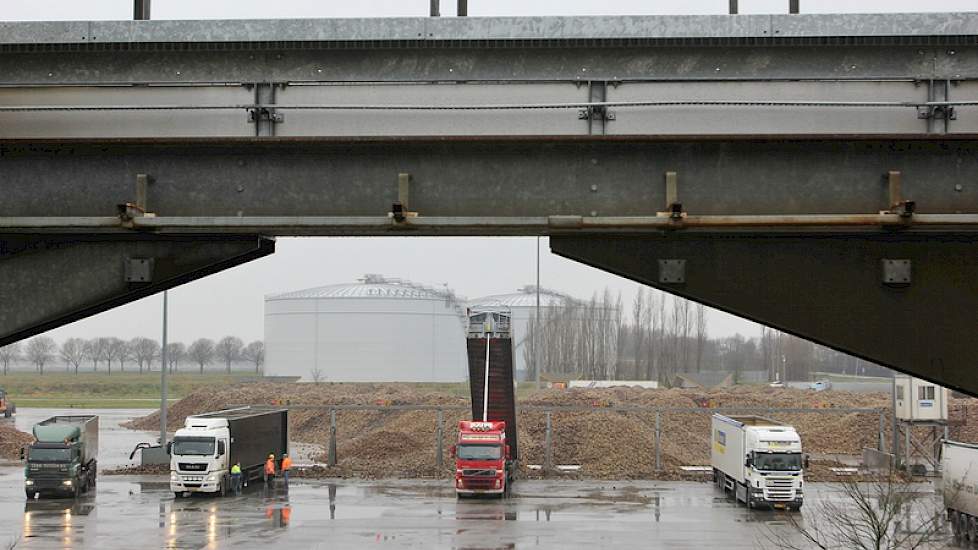 Overzicht van de losbunkers, vanaf de bemonsteringsbrug.