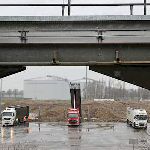 Overzicht van de losbunkers, vanaf de bemonsteringsbrug.