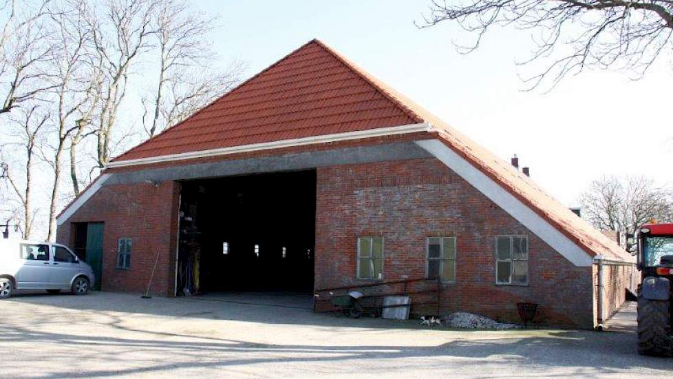 De achtergevel van de Oldambtster boerderij van Garrelt Perdok uit Woldendorp is drastisch verbouwd. De karakteristieke achtergevel van dit type boerderij, met een kleine deur in het midden die toegang biedt naar de paardenstal en grote ronde openslaande