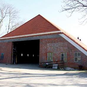 De achtergevel van de Oldambtster boerderij van Garrelt Perdok uit Woldendorp is drastisch verbouwd. De karakteristieke achtergevel van dit type boerderij, met een kleine deur in het midden die toegang biedt naar de paardenstal en grote ronde openslaande