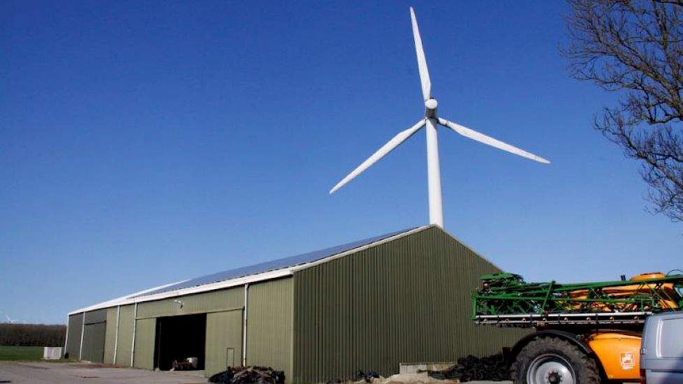 Ruim twintig jaar geleden is de stro-opslag gebouwd. Het dak hiervan is vorig jaar voorzien van zonnepanelen. Achter de schuur staat nog een windmolen.