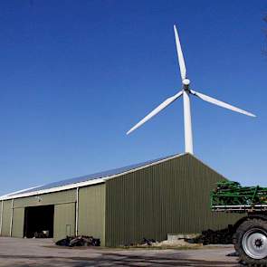 Ruim twintig jaar geleden is de stro-opslag gebouwd. Het dak hiervan is vorig jaar voorzien van zonnepanelen. Achter de schuur staat nog een windmolen.