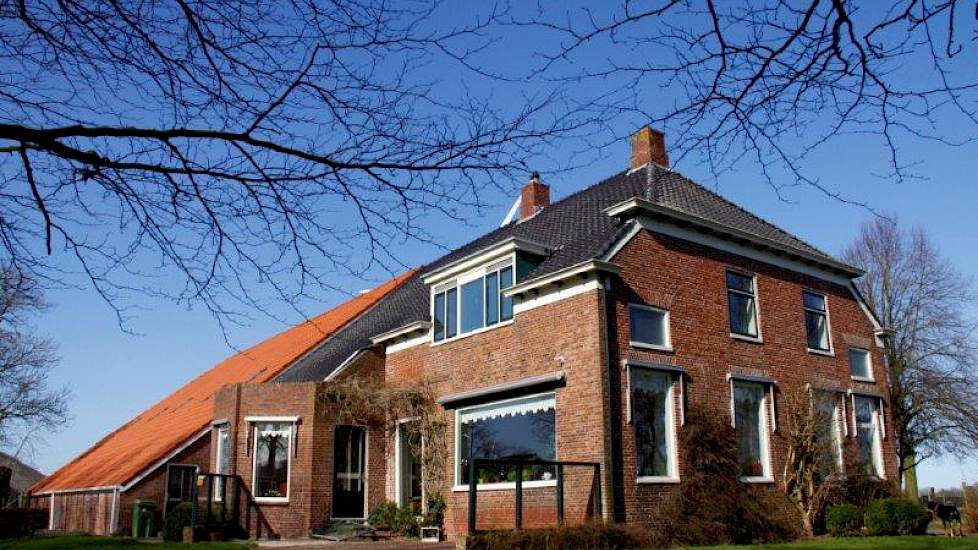 Ook het woonhuis heeft veranderingen ondergaan. Aan de zuidkant van de woning is bijvoorbeeld een dakkapel geplaatst en de hoge ramen zijn hier vervangen voor één groot raam. Daarmee is het karakteristieke beeld van de Oldambtster boerderij aan deze kant