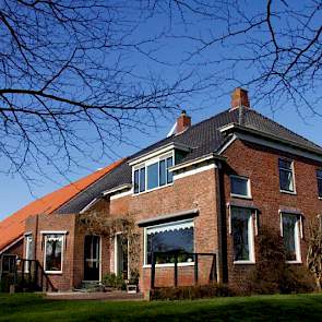 Ook het woonhuis heeft veranderingen ondergaan. Aan de zuidkant van de woning is bijvoorbeeld een dakkapel geplaatst en de hoge ramen zijn hier vervangen voor één groot raam. Daarmee is het karakteristieke beeld van de Oldambtster boerderij aan deze kant