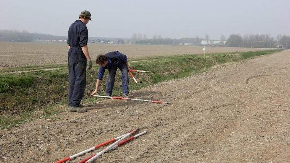 De Lange en Bouwhuis zetten 18 meter uit de kopakker hun markering uit.