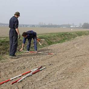 De Lange en Bouwhuis zetten 18 meter uit de kopakker hun markering uit.