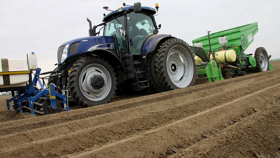 De pootcombinatie voert alle werkzaamheden in één werkgang uit. Tot nog toe is loonbedrijf Breure uit Klaaswaal de enige die dat in de Hoeksche Waard verzorgt.