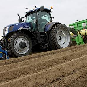 De pootcombinatie voert alle werkzaamheden in één werkgang uit. Tot nog toe is loonbedrijf Breure uit Klaaswaal de enige die dat in de Hoeksche Waard verzorgt.