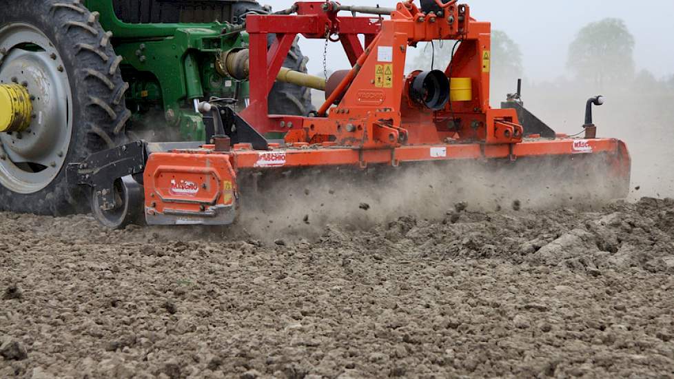 De kluiten schieten weg. „Door voor het aanaarden stikstof te injecteren heb je geen vervluchtiging en minder uitspoeling”, volgens de bemestingsman van Van Iperen, die concludeert dat dit een hogere stikstofefficientie in de aardappelen betekent. „Door t