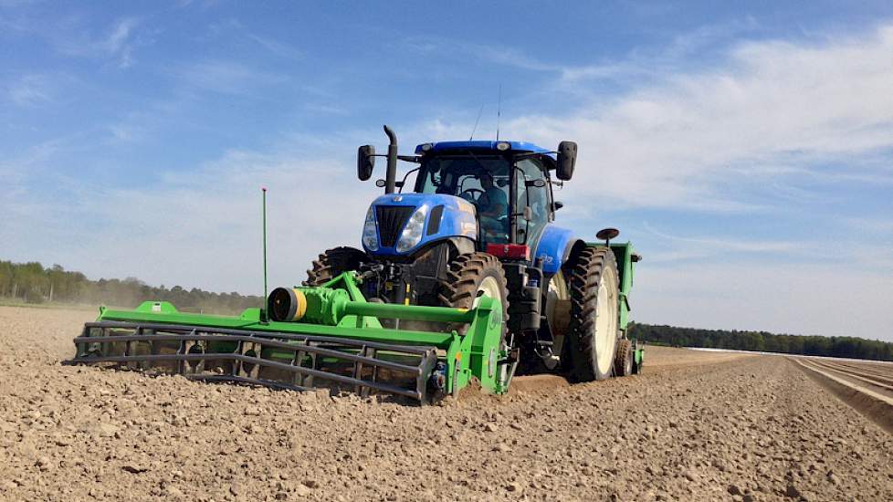 De pootcombinatie: New Holland T7.220 uitgerust met Trimble RTK/GPS met een Hassia SL + 48 en in de fronthef een AVR Multivator.