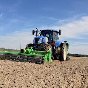 De pootcombinatie: New Holland T7.220 uitgerust met Trimble RTK/GPS met een Hassia SL + 48 en in de fronthef een AVR Multivator.