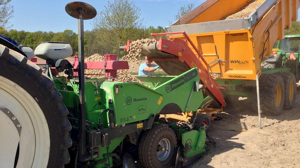 Loonwerker Frank Timmermans vult de pootmachine opnieuw. Dat het geploegde land nog een nabewerking heeft gehad, heeft zijn vruchten afgeworpen, meent Stef Sijben van akkerbouwbedrijf Peters. 'Anders was door de droogte nauwelijks een mooie rug te vormen.