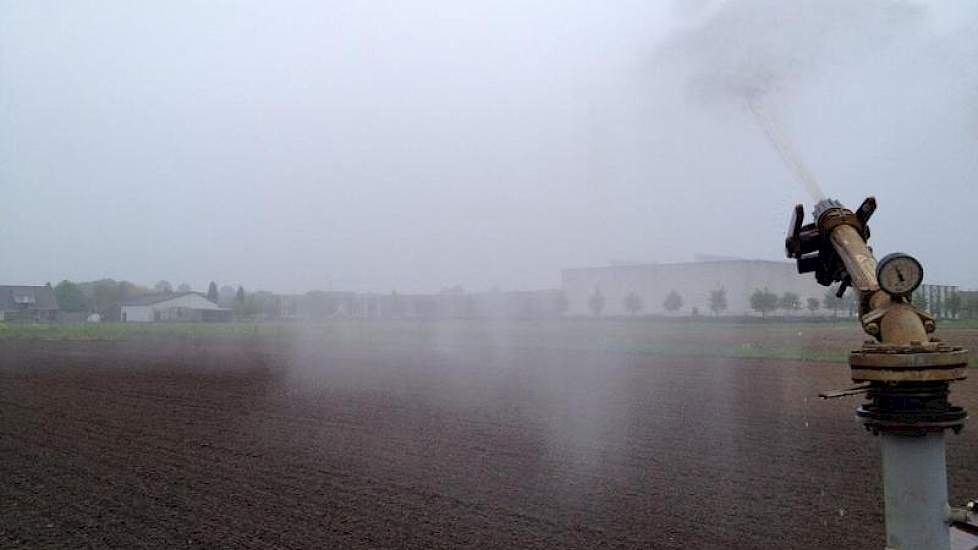 De laatste bieten staan boven. Beregenen, twittert Verschoor en Oomen, akkerbouw- en loonbedrijf in Almkerk.