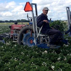 Basis van de machine is een Cormick uit 1960, voorzien van een vooras van een John Deere en een oliepomp van een oude combine. De kar is voorzien van knikbesturing, zodat hij spoorvolgend is.