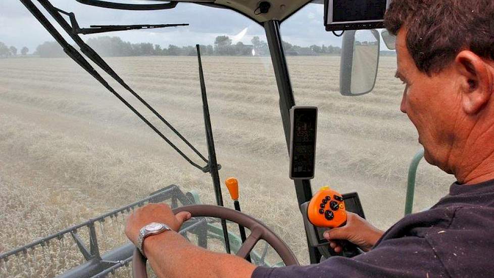 De hoge dichtheid van het gewas dwingt Van Wijk er toe langzamer te rijden. Met een gemiddelde snelheid van 3,8 km per uur stuurt hij de combine door het graan.