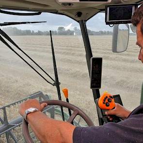 De hoge dichtheid van het gewas dwingt Van Wijk er toe langzamer te rijden. Met een gemiddelde snelheid van 3,8 km per uur stuurt hij de combine door het graan.