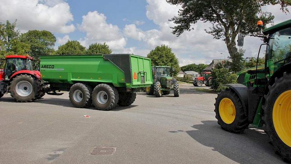 Bij Agrifirm in Zijldijk is het inmiddels een komen en gaan van volle kiepers. Het is even wachten voor de weegbrug.