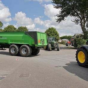 Bij Agrifirm in Zijldijk is het inmiddels een komen en gaan van volle kiepers. Het is even wachten voor de weegbrug.