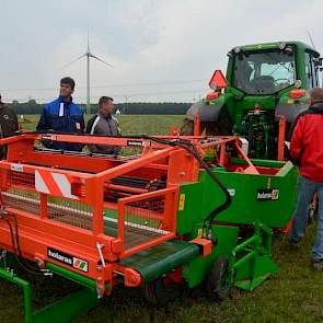 Hierdoor kan de geplande rooidemonstratie niet doorgaan. De trekker met een Holaras frontrooimaaier en een Holaras rooier staan daarom werkloos op de kopakker. De rooier is voorzien van dwarsbanden. ‘Daardoor kun je met deze machine ook onder natte omstan