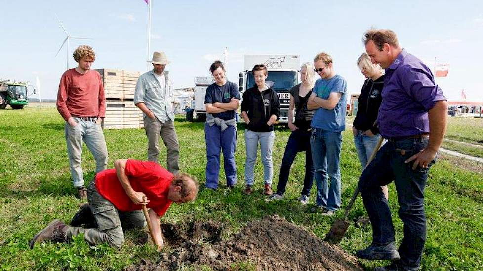 Veldworkshop voor het waarnemen van de bodem met een profielkuil.