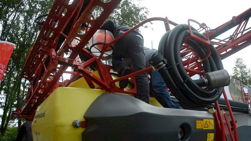 Een getrokken Kverneland veldspuit wordt van buiten én van binnen bekeken.