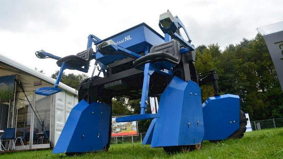 Een selectiewagen met elektrische rupsaandrijving, stoelverstelling en kiepbak. De machine is voorzien van cruisecontrol en bediening door joystick. De machine is gebouwd door JG Metaal uit Slootdorp.