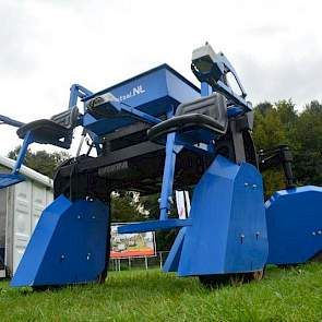 Een selectiewagen met elektrische rupsaandrijving, stoelverstelling en kiepbak. De machine is voorzien van cruisecontrol en bediening door joystick. De machine is gebouwd door JG Metaal uit Slootdorp.