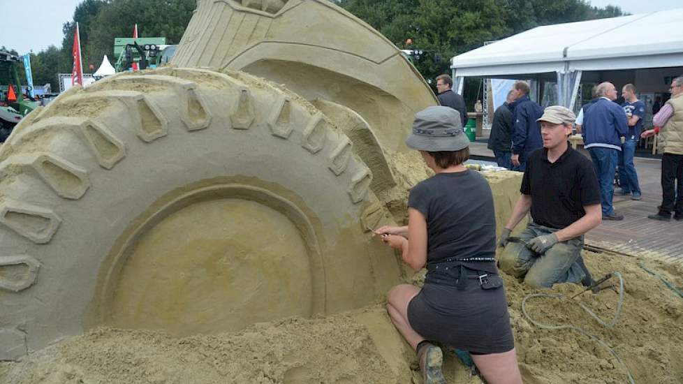 Een Fendt verrijst uit het zand.