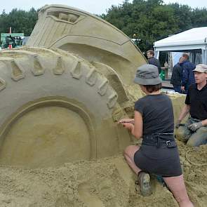 Een Fendt verrijst uit het zand.